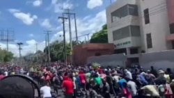 Lapolis Gaye Manifestan ki t ap Chache Piye Banque de l'Union Haitienne Pòtoprens