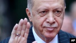 Turkey's President Recep Tayyip Erdogan waves to the crowd during a welcome ceremony in Sarajevo, Bosnia, Tuesday, Sept. 6, 2022. y