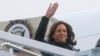 Vis Prezidan Etazini Kamala Harris monte nan avyon ofisyel li, Air Force 2, pou'l al Japon ak Kore di Sid. Li dekole depi baz aviyasyon Ameriken Joint Base Andrews, nan eta Maryland, Dimanch 25 Sept. 2022. 