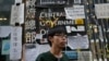 Sinh viên Joshua Wong 17 tuổi lãnh đạo phong trào xuống đường ở Hong Kong đứng trược trụ sở chính phủ sau một cuộc họp báo trong khu vực biểu tình ở trung tâm Hong Kong, 9/10/14