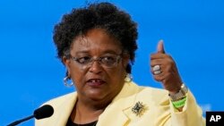 Premye Minis Mia Amor Mottley pale pandan yon sesyon plene pandan Some Dez Amerik la, Vandredi 10 Jyen, 2022. 