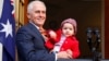 Cựu thủ tướng Malcolm Turnbull và cháu gái Alice tại một cuộc họp báo ở Canberra, Australia.