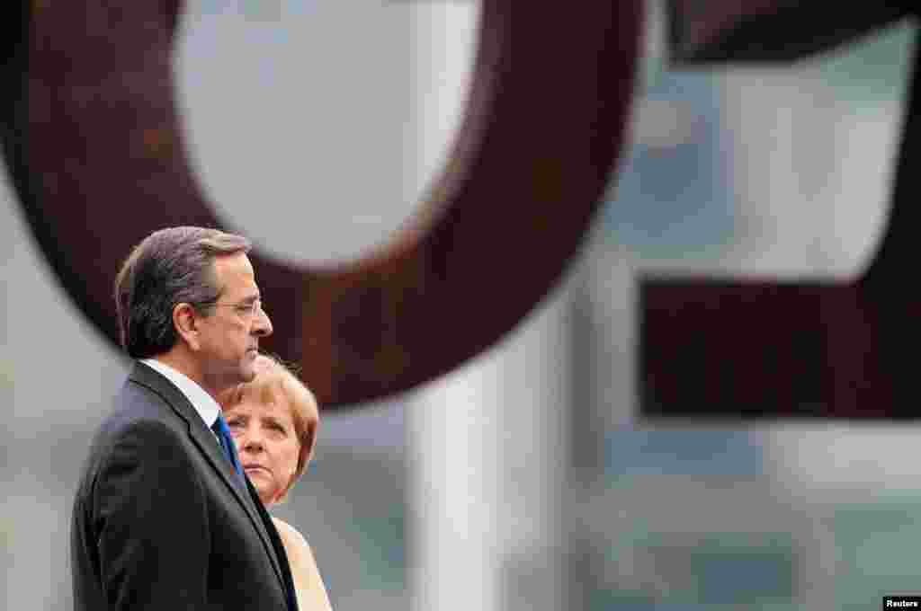 24/8/2012: Thủ tướng Đức Angela Merkel và Thủ tướng Hy Lạp Antonis Samaras trước khi bước vào họp ở Berlin để bàn về cuộc khủng hoảng tài chính ở Hy Lạp.