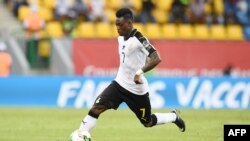 Ghana's midfielder Christian Atsu controls the ball during the 2017 Africa Cup of Nations group D football match between Ghana and Uganda in Port-Gentil on January 17, 2017. / AFP PHOTO / Justin TALLIS