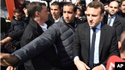 Vệ sĩ Alexandre Benalla (trái) đi bên cạnh Tổng thống Pháp Emmanuel Macron.