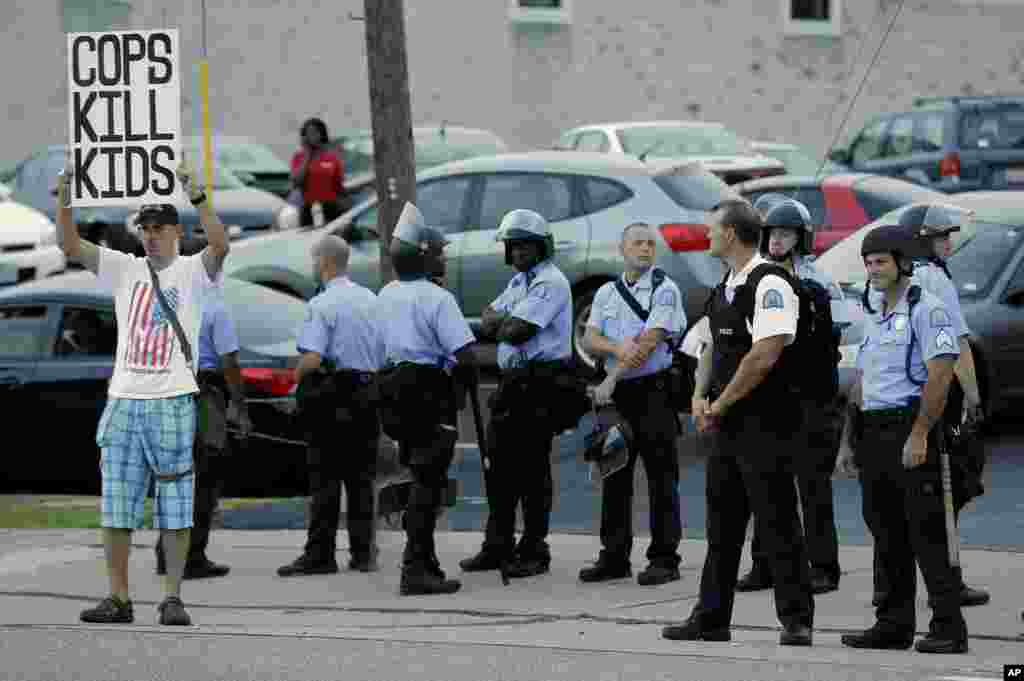 Một người đàn ông biểu tình phản đối cảnh sát bắn chết Michael Brown tại Ferguson, ngày 16/8/2014. &nbsp;