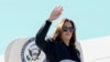 Foto Achiv: Vis Prezidan Kamala Harris monte nan avyon li, Air Force 2. 