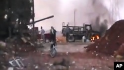 Ảnh trích từ một video nghiệp dư thu hình khu Anadan cách thành phố Aleppo 16 kilomet, 30/7/12