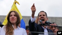 Juan Guaidò ki te pran lapawòl devan foul moun ki te vin manifeste apui yo pou li. ( Photo AP/Fernando Llano).