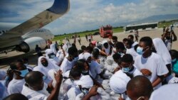 Ayisyen Etazuni depote al chache zafe yo sou pis aterisaj ayewopo Toussaint Louverture la nan Potoprens, Ayiti, 21 Sept. 2021.