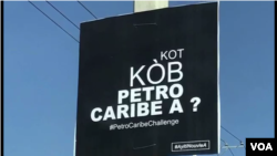 Yon pankat ki ekri "Kote lajan Petro Caribe"