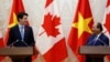 Thủ tướng Canada Justin Trudeau (trái) gặp Thủ tướng Nguyễn Xuân Phúc trong dịp đến Việt Nam tham dự hội nghị APEC. Trong dịp này, ông Trudeau đã không xuất hiện trong một cuộc họp mang tính quyết định về TPP.