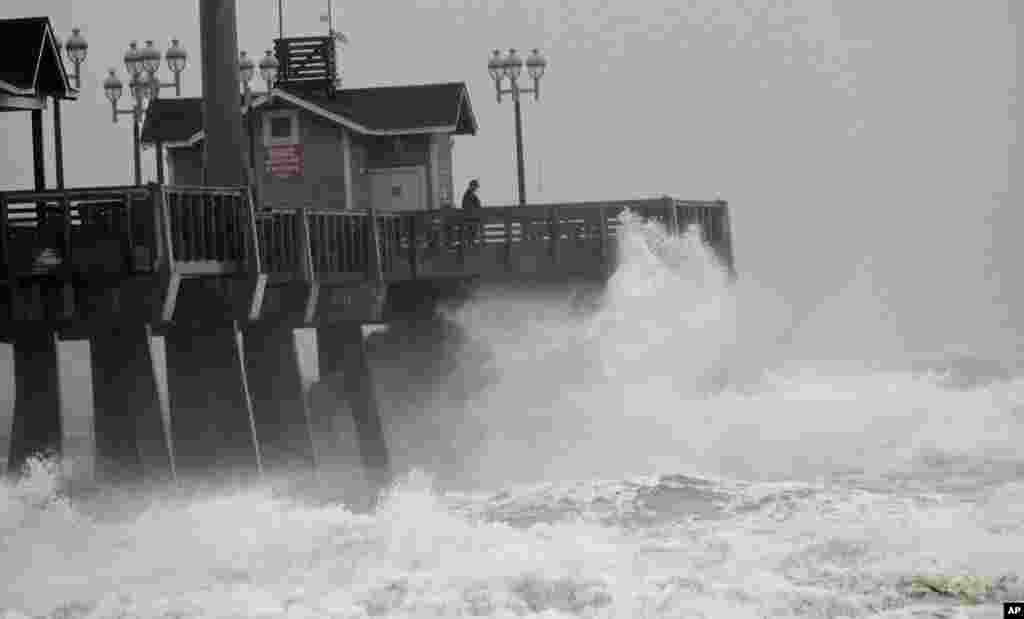 Những đợt s&oacute;ng lớn do b&atilde;o Sandy g&acirc;y ra đập v&agrave;o đập ngăn s&oacute;ng Jeanette ở Nags Head, tiểu bang North Carolina, khi cơn b&atilde;o tiến v&agrave;o bờ đ&ocirc;ng. 27/10/2012 