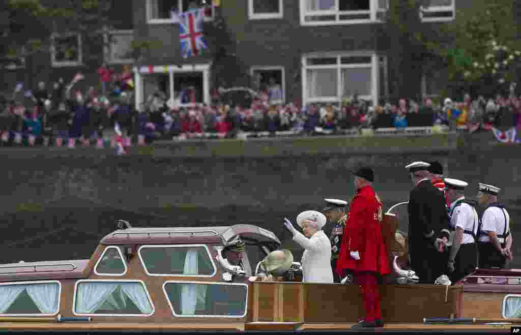 Britain&#39;s Queen Elizabeth and Prince Philip embark from Chelsea Harbour on a launch in London on the first part of their journey in the Diamond Jubilee River Pageant, June 3, 2012 .