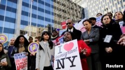 Imigra ayisyen ak sipòtè ki rasanbel devan yon biwo Depatman Sekirite Teritoryal Manhattan, New York, Etazini, 21 novanm 2017. Foto: REUTERS/Eduardo Munoz 