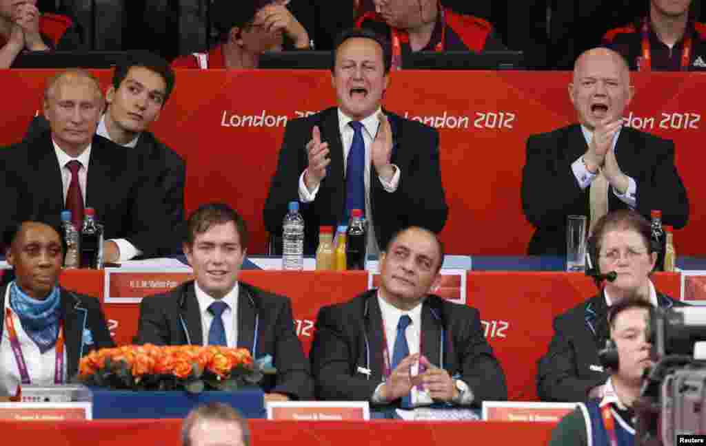 Tổng thống Nga Vladimir Putin, Thủ tướng Anh David Cameron v&agrave; Bộ trưởng Ngoại giao Anh William Hague xem trận đấu judo nữ, hạng c&acirc;n 78kg giữa 2 vận động vi&ecirc;n Kayla Harrison của Mỹ v&agrave; Gemma Gibbons của Anh