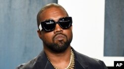 Foto Achiv: Kanye West rive nan fet Vanity Fair la pou seremoni remiz pri Oscar yon nan Beverly Hills, eta Kalifoni. 