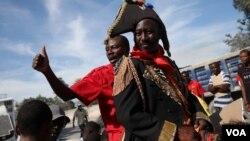 Ansyen Kandida laprezidans Jean-Charles Moise (agoch ) Pandan li te nan yon manifestasyon nan Pòtoprens. 22 janvye 2018. (Foto: REUTERS/Andres Martinez Casares.)