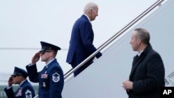 Prezidan Joe Biden monte eskalye avyon prezidansyel Air Force One nan baz aviyasyon Andrews nan eta Maryland, Jedi 19 Janvye, 2023.