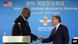 Sekrete Defans Ameriken Lloyd Austin salye tokay Sid Koreyen li, Lee Jong-sup apre yon konferans de pres konjwen nan vil Seoul, Kore di Sid, 31 Janvye 2023. 