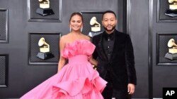 Chrissy Teigen ak mari li John Legend nan seremoni remiz pri Grammy yo, nan Las Vegas, Dimanch 3 Avril, 2022. 