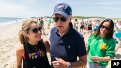 Foto Achiv: Prezidan Joe Biden ak pitit pitit li Natalie Biden (a goch) epi pitit fi li Ashley Biden (a dwat) nan Rehoboth Beach, Delaware, 20 Jyen 2022. 