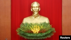 Tượng ông Hồ Chí Minh.