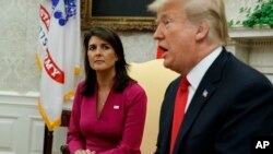 Tổng thống Donald Trump trong cuộc gặp với bà Nikki Haley Đại sứ Mỹ tại Liên hiệp quốc sắp ra đi, tại Phòng Bầu dục Tòa Bạch Ốc ngày 9/10/2018.