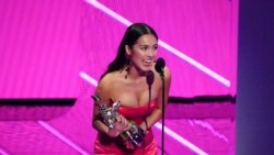 Olivia Rodrigo aksepte pri pou meye nouvo atis la nan sermoni remiz pri MTV pou Videyo Mizikal (VMAs), Dimanch 12 Out 2021.