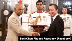 Tân Đại sứ Việt Nam tại New Delhi, ông Phạm Sanh Châu và Tổng thống Ấn Độ Ram Nath Kovind.