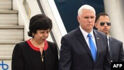 Vis Prezidan Mike Pence (mitan) avèk Vis Minis Afè Etranjè Kolonbi a, Luz Stella Jara, ki te ekeyi Misye Pence lè l te rive nan Bogota lendi 25 fevriye 2019 la.