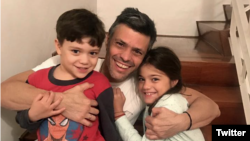 Leopoldo Lopez về nhà với các con. Lãnh đạo phe đối lập Venezuela Leopoldo Lopez được thả ra khỏi tù và chuyển sang quản thúc tại gia vì lý do sức khoẻ, sau ba năm bị giam giữ trong nhà tù quân đội.