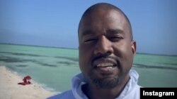 Videyo Kanye West pibliye sou Instagram depi peyi Beliz kote lap pase joudlan ak zanmi li yo, 31 Dec. 2021.