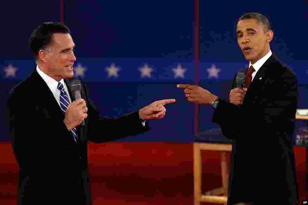 16/10/2012: Hai ứng cử viên tổng thống Hoa Kỳ Mitt Romney và Barack Obama trong buổi tranh luận truyền hình tại trường đại học Hofstra ở New York.