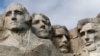 Chân dung 4 tổng thống được khắc trên rặng Mount Rushmore. Từ trái: George Washington, Thomas Jefferson, Theodore Roosevelt và Abraham Lincoln.