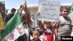 Đoàn biểu tình nhỏ tuổi xuống đường chống Tổng thống Syria al-Assad ở Al Kasten, gần Idlib