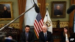 Vis Prezidan Mike Pence, rankontre a ak Carlos Anez, agoch, e Veronica Vadell Weggeman, adwat with family members of the six Citgo exe