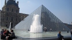 Khu vực sân chính của bảo tàng Louvre.