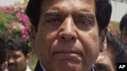 Ông Raja Pervaiz Ashraf rời trụ sở Quốc hội ở Islamabad sau khi đệ nạp văn bản đề cử ông là ứng cử viên thủ tướng