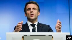 Prezidan Franse a, Emmanuel Macron pale pandan yon konferans pou lapres apre yon some ekstraodine Inyon Ewopeyen an nan vil Brussels, Vandredi 25 Fevriye, 2022. 