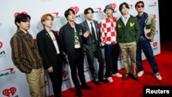 BTS sou tapwi wouj la anvan konse Jingle Ball iHeartRadio a nan Inglewood, Kalifoni, 3 Dec. 2021.