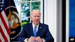 Prezidan Joe Biden ki t ap patisipe, depi La Mezon Blanch, nan yon video-konferans avèk Asosyasyon Nasyonal Gouvènè Ameriken yo, lendi 27 desanm 2021 an. SIjè a sete: "Kouman pou otorite yo nan tout nivo fè fas pi byen ak kriz KOVID-19 la?"