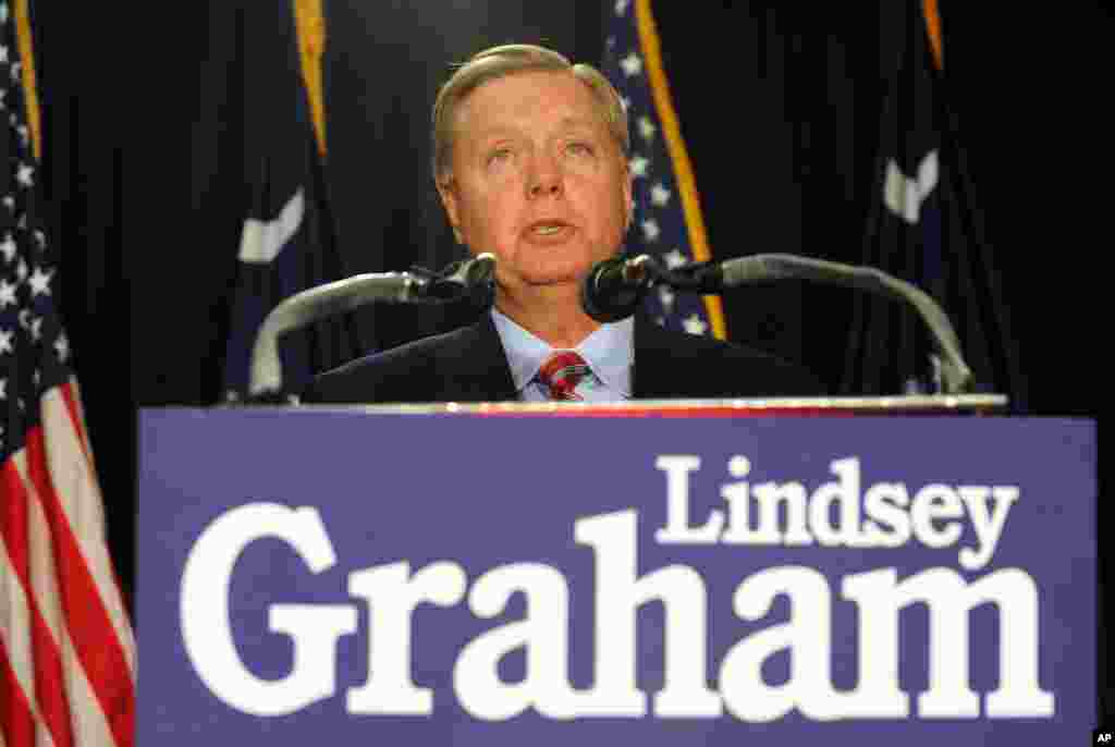 Thượng nghị sĩ Lindsey Graham của đảng Cộng hòa nói chuyện với những người ủng hộ sau khi tái đắc cử tại&nbsp;Columbia, South Carolina, ngày 4/11/2014. 