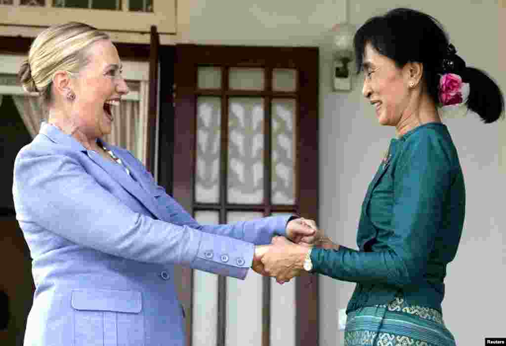 Ngoại trưởng Clinton đến thăm b&agrave; Aung San Suu Kyi tại tư gia của b&agrave; Suu Kyi ở Rangoon trong chuyến c&ocirc;ng du Miến Điện, 2/12/11