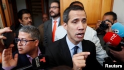 Lãnh đạo đối lập Venezuelan và tổng thống lâm thời tự xưng Juan Guaido nói chuyện với báo chí ở Caracas, Venezuela, ngày 29 tháng 1, 2019.