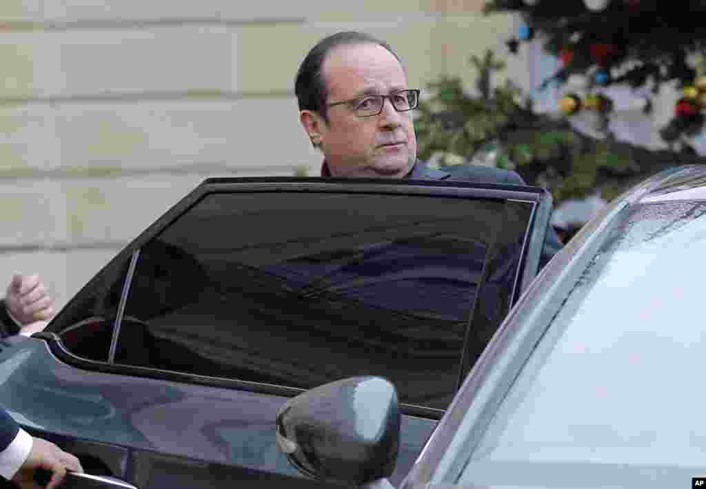 Tổng thống Pháp Hollande đến địa điểm vụ tấn công ở trung tâm Paris ít lâu sau khi xảy ra các vụ nổ súng vào trụ sở tuần báo trào phúng Charlie Hebdo.