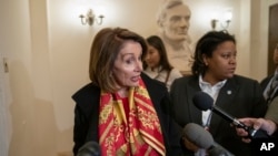 Chủ tich Hạ viện Nancy Pelosi trả lời phóng viên sau khi chính thức hoãn bài diễn văn của Tổng thống Donald Trump cho tới khi chính phủ mở cửa trở lại (ảnh chụp ngày 23/1/2019 tại Washington D.C)